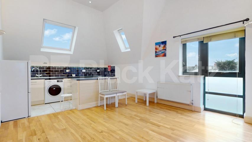 Modern & Spacious 1 bedroom property with communal terrace Myddleton Road, Bounds Green